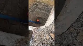 Retirando &aacute;gua da funda&ccedil;&atilde;o com bomba submers&iacute;vel sapo