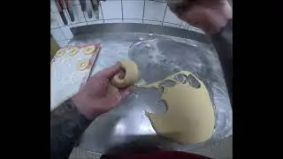 Herstellung von Donuts in Handarbeit in eine Konditorei ( Ohne Kommentar)