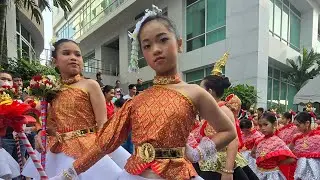 อัยริส เดินขบวนพาเหรดเป็นดัมเมเยอร์สีแดง