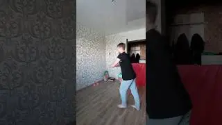 Пятки отбил 😬. Сальто от стены дома #backflip #wallflip