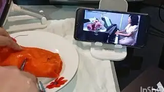 На канале EATING YUMMY EMPANADA CHANNEL представлена ​​@shinspianosalonds9764. В середине видео &mdash;...