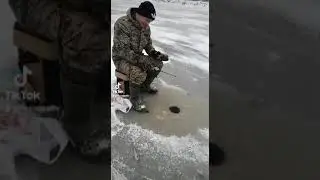 Первый лёд. Рыбалка #зима #рыбалка #приколы #ловимрыбу