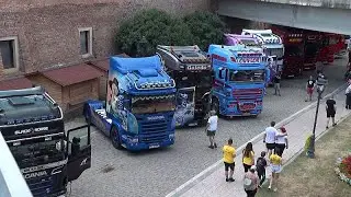 Cami&otilde;es decorados s&atilde;o exibidos na Rom&eacute;nia antes de partirem para as auto-estradas da Europa