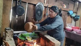 Huevos asados en hoja santa al comal de barro con salsa de tomatillo, fácil, sencillo y saludable