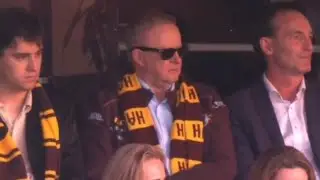 Anthony Albanese booed by footy fans at AFL elimination final