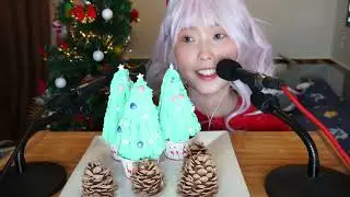 Pine cone and Christmas tree cake! It&rsquo;s not a real pine cone