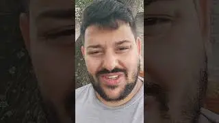 Tem uma grande chave sendo colocada  na suas mãos 