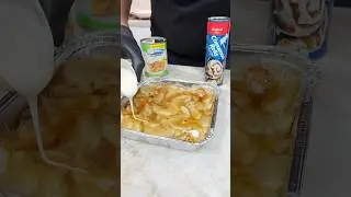 Простой яблочный пирог с булочкой из корицы