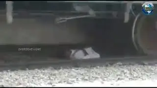 Man Stuck Under Running Train Escapes Unhurt at Anantapur Railway Station | Overseas News