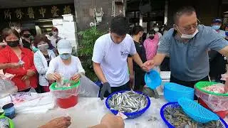毫無冷場 直接9點清攤 直播破3300人 史上第二高紀錄 中彰海王子 烏日火車站 海鮮叫賣 海鮮拍賣 叫賣哥