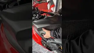 Installazione cover serbatoio in carbonio su Ducati Panigale V4 2025, disponibile sul nostro sito