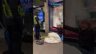 Personal de seguridad de McDonald's roc&iacute;a con agua a vagabundo