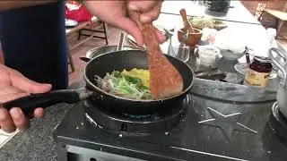 Banh Xeo - a quick video on how this Vietnamese food is prepared