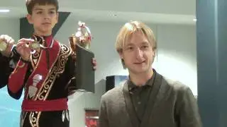 Евгений Плющенко аплодирует маленькому Петру Гуменнику. Кубок Плющенко