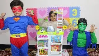 لارا تبيع في ماكينة الحلويات و سوبر مان انقذها من الوحـش العملاق superman vs hulk