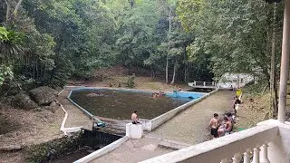 Essa piscina com &aacute;gua mineral da serra gratuita para quem vem visitar 