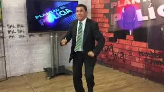 Apresentador de programa policial s&oacute; corre com medo de uma coisa. Adivinha?