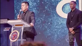 Ismael Harrigan le pasa el micr&oacute;fono a Edwin Guti&eacute;rrez mira lo que pasa  @IsmaelHarrigan