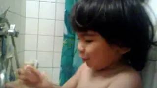 Leloca lavando as m&atilde;os