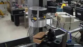 Equipement to measure normal direction of a curved surface