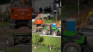Modell-Baustelle: Deutz-Fahr Agrotron X720 Traktor mit Hitachi Bagger auf Anh&auml;nger