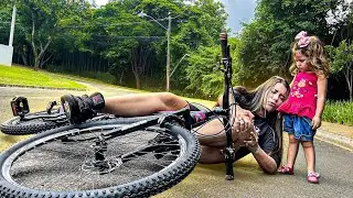 CAI DE BICICLETA NO MEIO DA RUA E MINHA IRMÃZINHA CUIDOU DE MIM!! (me machuquei)