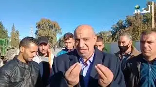 سكان حي صيفي بعين وسارة في الجلفة يغلقون الطريق الوطني رقم 01 احتجاجا على انسداد قنوات الصرف الصحي.