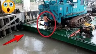 Tại Cống 7 cửa Trà Vinh.Tàu ủi.sà lan.chở xáng cạp vượt cống gặp khó khăn|bulldozer, barge, scraper|