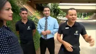 Garçons salvam Sandy e sua mãe de enchente