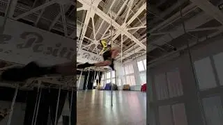 Stylish spin on static pole🤟. #poledance #polesport #polefitness #poletraining #gym #sport