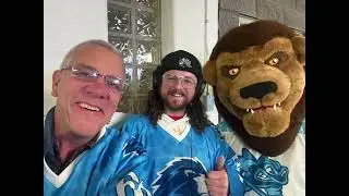 Ли Каннингем берет у меня интервью о моем спортивном шоу Sarnia Sting Concourse.