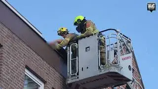 Slapende man op dakrand Beekstraat door brandweer gewekt