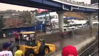 Pedro Atala ayuda a restaurar paso vehicular tras caer lluvia en Tegucigalpa
