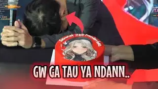 Bang AL di kasih surprise kue ulang tahun bergambar wanita yurop di acara ulang tahun tako