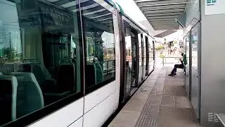 Linea T6 del tramvia de Barcelona saliendo de la farinera