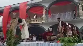 a diosito no se le pega!!!!  increible azoton al intentar pegarle a jesus!