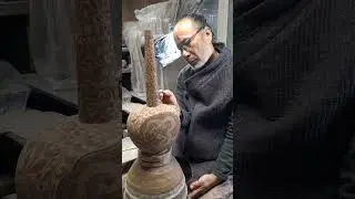 Lotus and Dragon Design on a Long-Necked Flat Bottle/ 목긴 편병 위에 세겨진 연화문과 용문