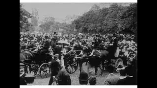1899 - Paris: la pelouse le jour du grand Prix. Voitures et foule - Fr&egrave;res Lumi&egrave;re (fragment)