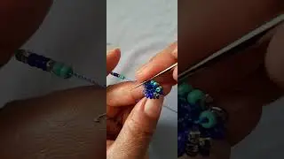 Pulsera tejida con mostacillas checas y crochet , tecnica tejidos tubular o bead crochet .
