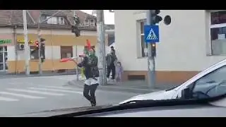 Un t&acirc;năr face spectacol &icirc;ntr o intersecție din Sibiu