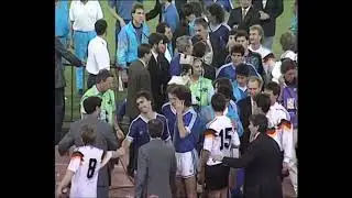 Thomas H&auml;&szlig;ler shakes hands with N&eacute;stor Lorenzo after the 1990 World Cup final
