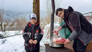 В моей деревне идет снег! Горный повар готовит вкусное блюдо с Рамалом