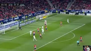 Sergio Ramos bị Lucas Hernandez của Atletico Madrid đ&aacute; tr&uacute;ng mặt