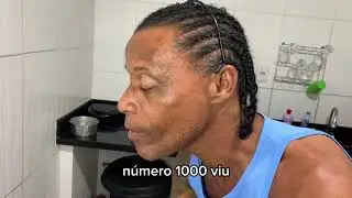Um analfabeto ensinando a preparar uma l&iacute;ngua de boi #1 careca na cozinha