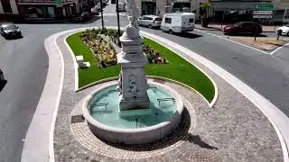 Construction d'un rond point, pose de bordures et de pavés