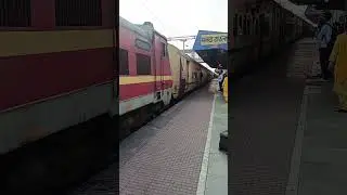 13033-Howrah -Katihar  Express #platform #train #railway #station #publictransport #indianrailways