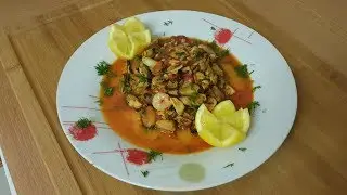 Fructe de mare cu sos de tomate si vin alb