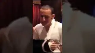 Почему вокалист Linkin Park Честер Беннингтон сломал запястье?