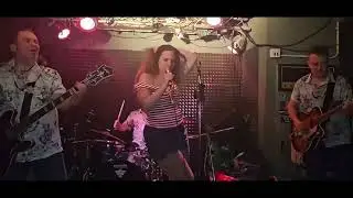 GWEN & THE SAILORS EN DIRECTO EntreDarts, 22 11 2025)