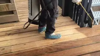Teakhout schoonmaken, behandelen en onderhouden
